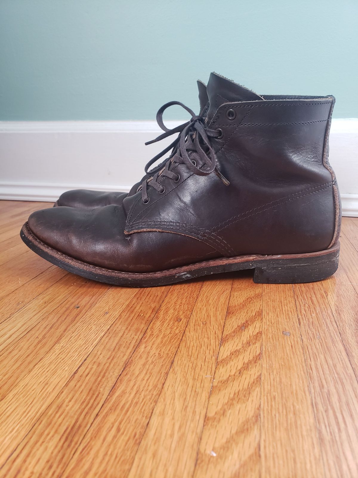 Photo by patinathunderdome on February 1, 2022 of the Red Wing Merchant in S.B. Foot Ebony Harness.