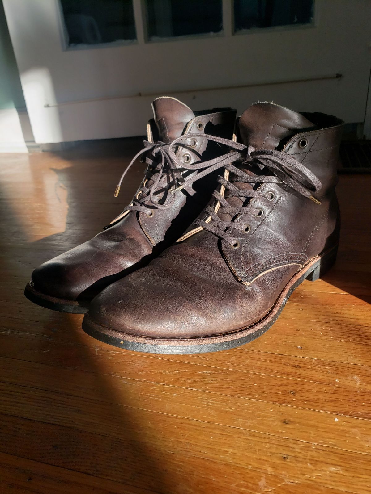 Photo by patinathunderdome on February 1, 2022 of the Red Wing Merchant in S.B. Foot Ebony Harness.