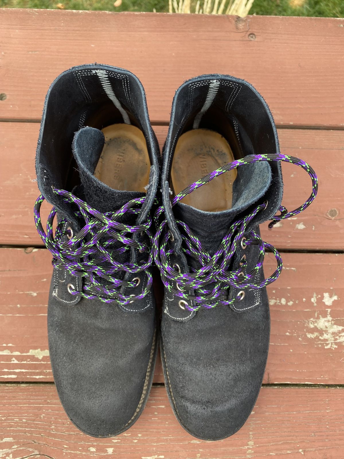 Photo by patinathunderdome on November 2, 2021 of the Viberg Boondocker in Horween Petrol Chamois Roughout.