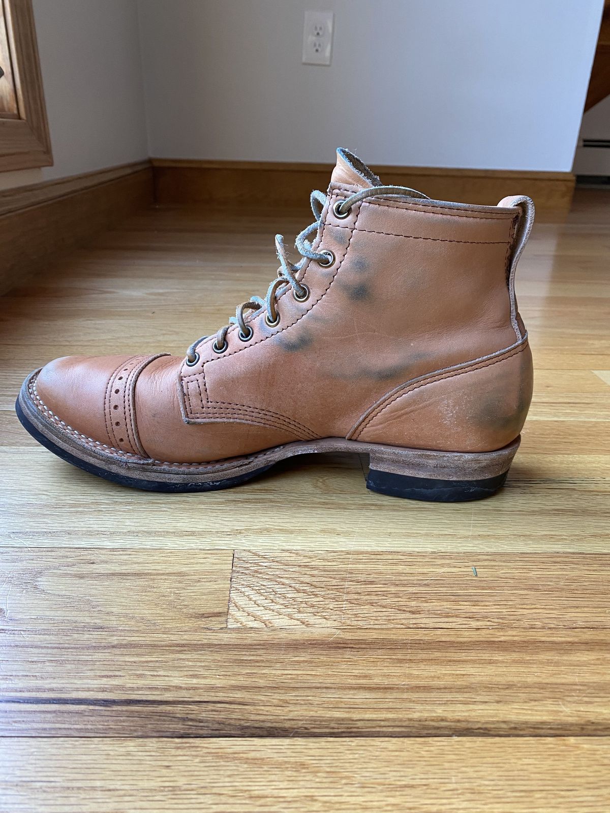 Photo by patinathunderdome on February 1, 2022 of the Wesco Hendrik in Horween Natural Essex.