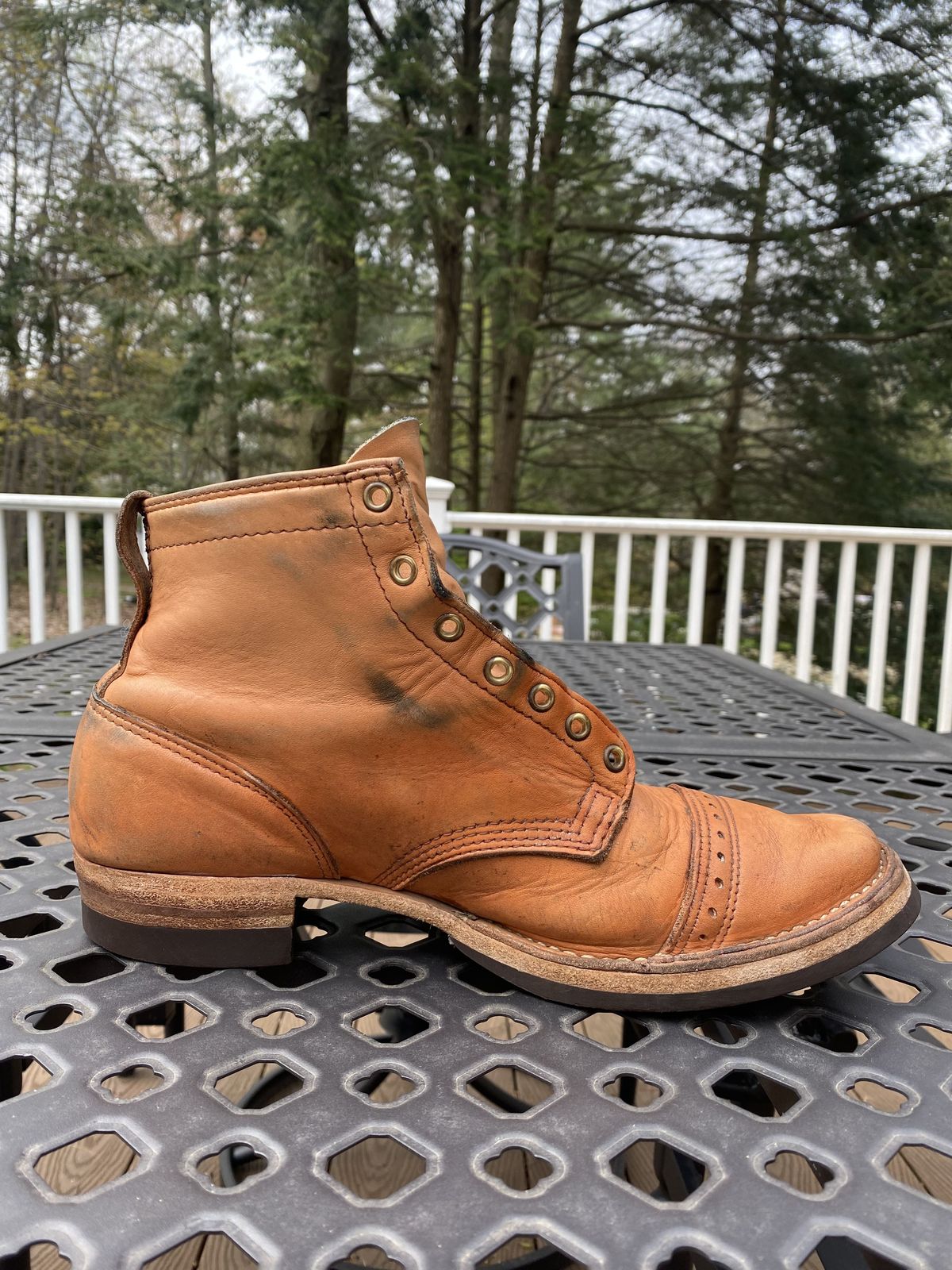 Photo by patinathunderdome on May 3, 2022 of the Wesco Hendrik in Horween Natural Essex.