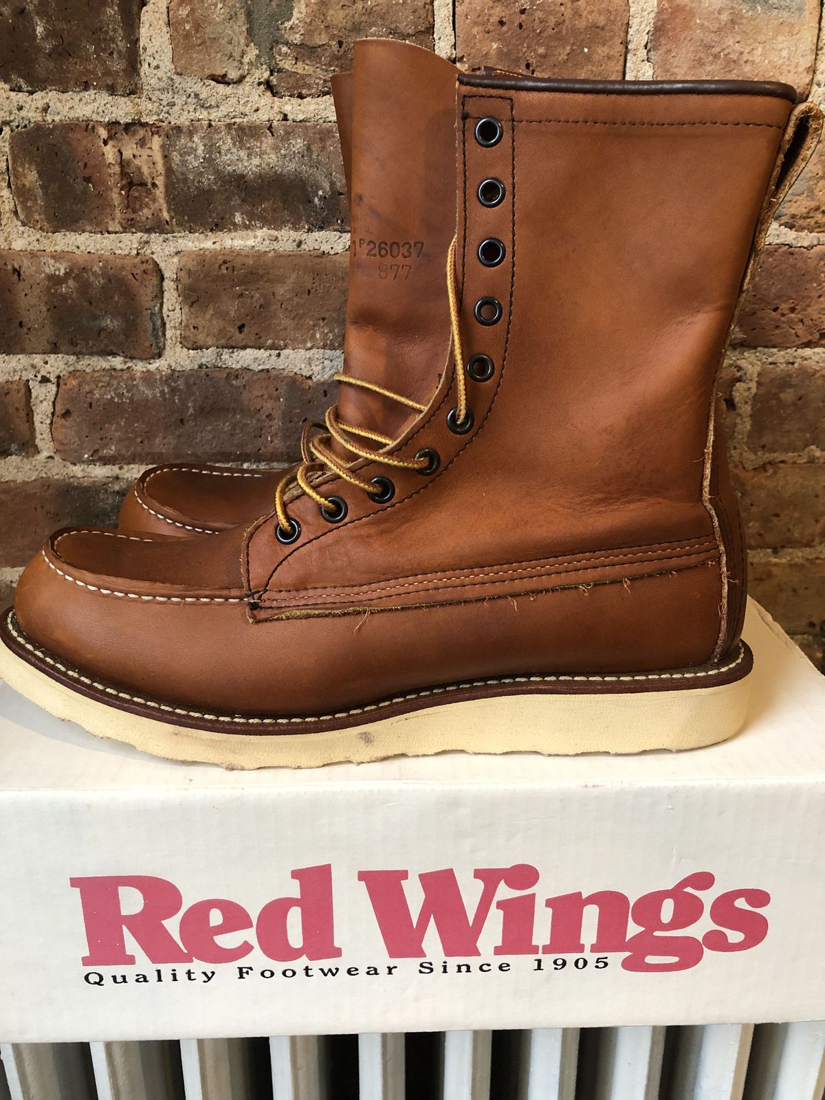 Photo by patinathunderdome on September 30, 2021 of the Red Wing 8-Inch Classic Moc in S.B. Foot Oro-Iginal.
