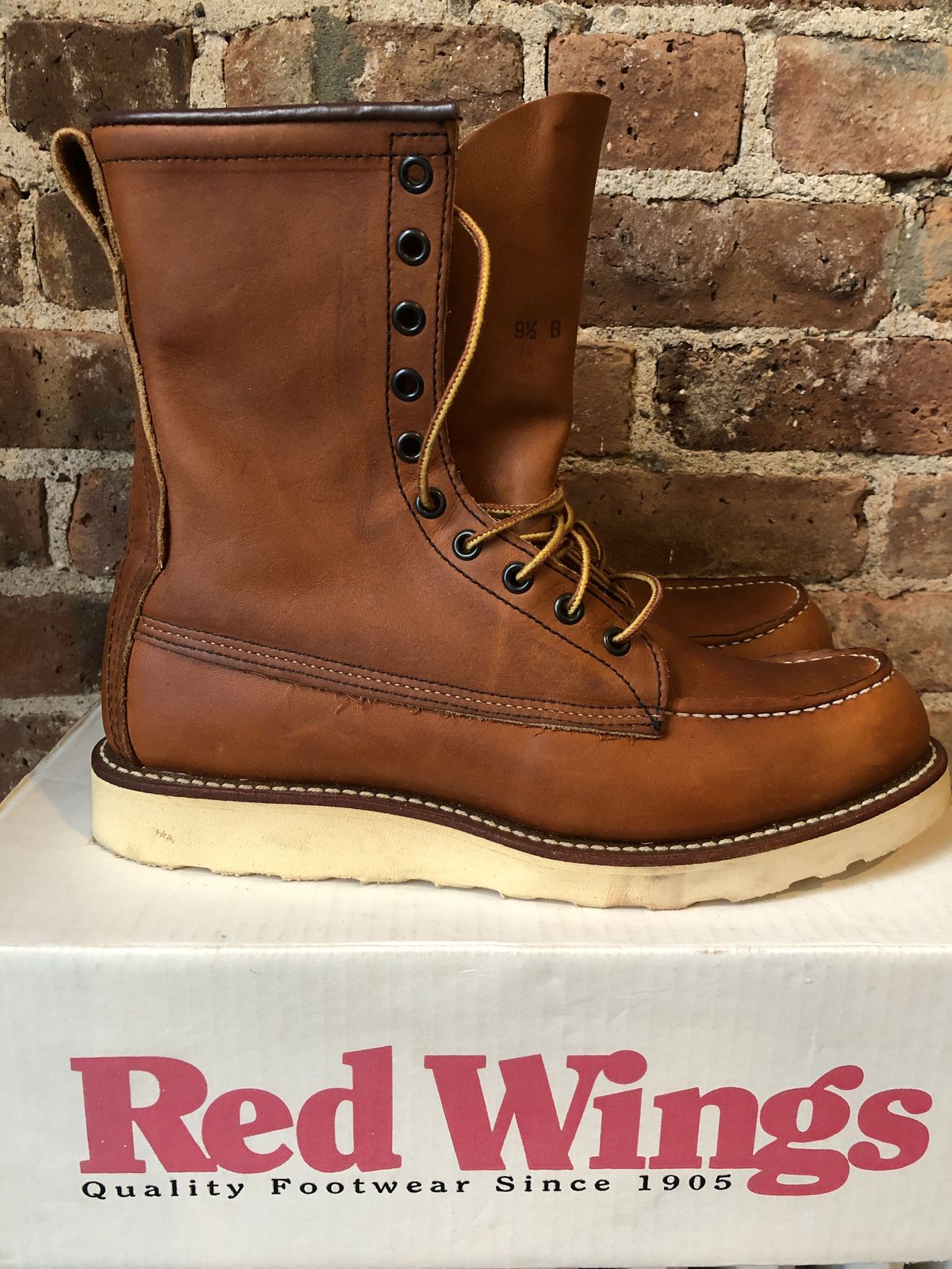 Photo by patinathunderdome on September 30, 2021 of the Red Wing 8-Inch Classic Moc in S.B. Foot Oro-Iginal.