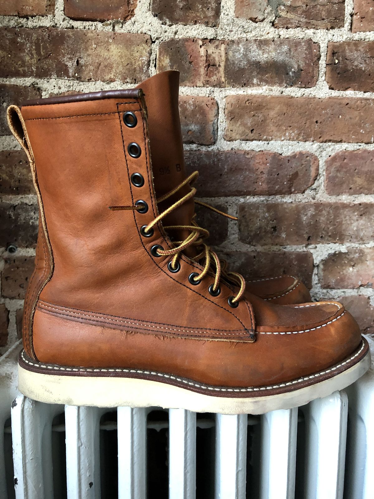 Photo by patinathunderdome on November 3, 2021 of the Red Wing 8-Inch Classic Moc in S.B. Foot Oro-Iginal.