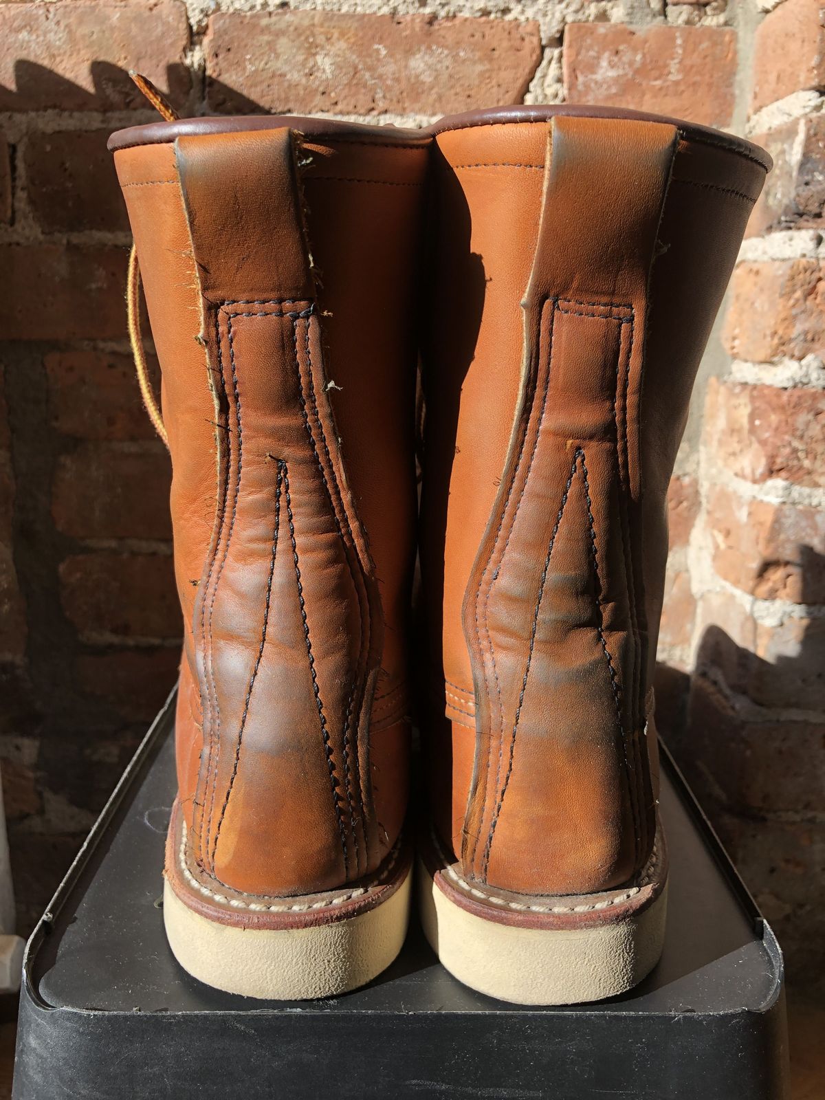 Photo by patinathunderdome on December 4, 2021 of the Red Wing 8-Inch Classic Moc in S.B. Foot Oro-Iginal.