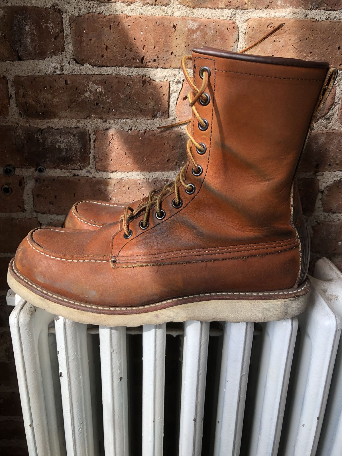 Photo by patinathunderdome on March 5, 2022 of the Red Wing 8-Inch Classic Moc in S.B. Foot Oro-Iginal.