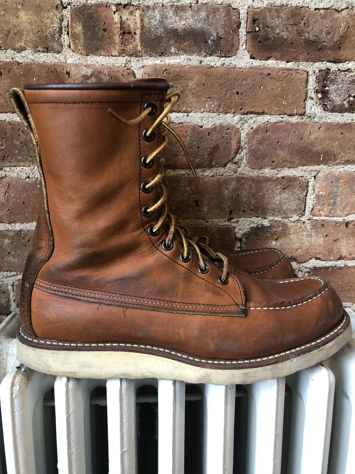 Photo by patinathunderdome on April 3, 2022 of the Red Wing 8-Inch Classic Moc in S.B. Foot Oro-Iginal.