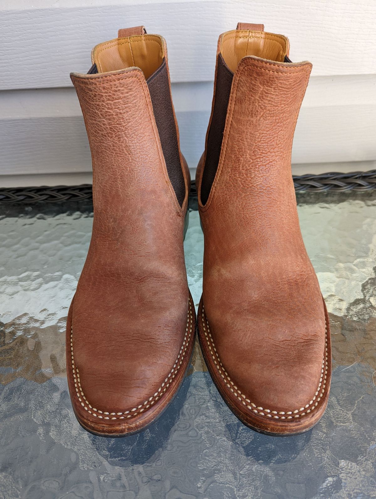 Photo by patinathunderdome on November 1, 2021 of the Benzein The Seventh Chelsea Boot in Shinki Red Brown Shrunken Horsebutt.
