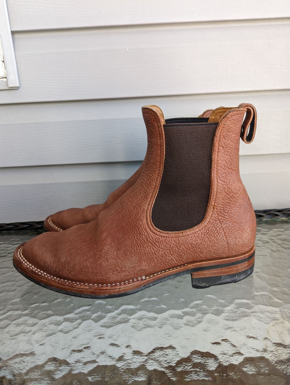 Photo by patinathunderdome on November 1, 2021 of the Benzein The Seventh Chelsea Boot in Shinki Red Brown Shrunken Horsebutt.
