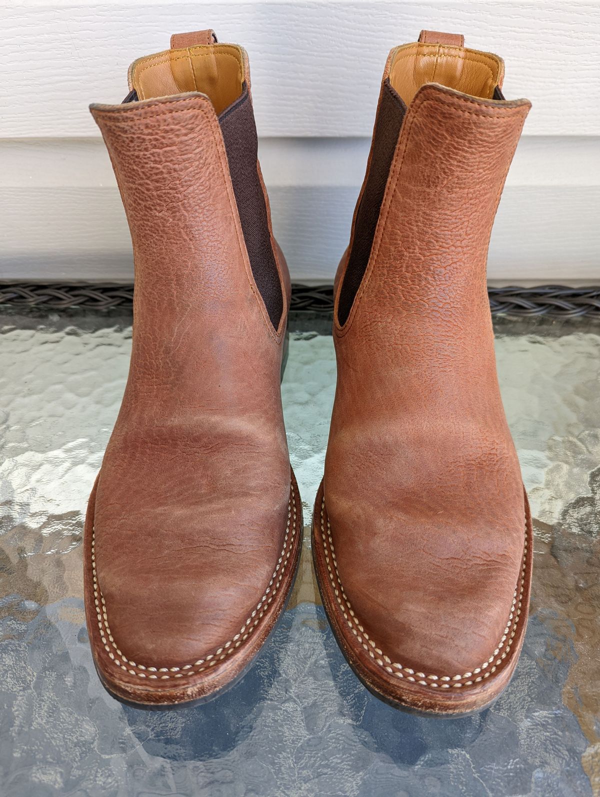 Photo by patinathunderdome on December 1, 2021 of the Benzein The Seventh Chelsea Boot in Shinki Red Brown Shrunken Horsebutt.