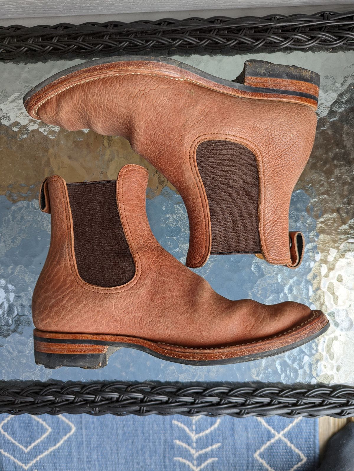 Photo by patinathunderdome on January 1, 2022 of the Benzein The Seventh Chelsea Boot in Shinki Red Brown Shrunken Horsebutt.