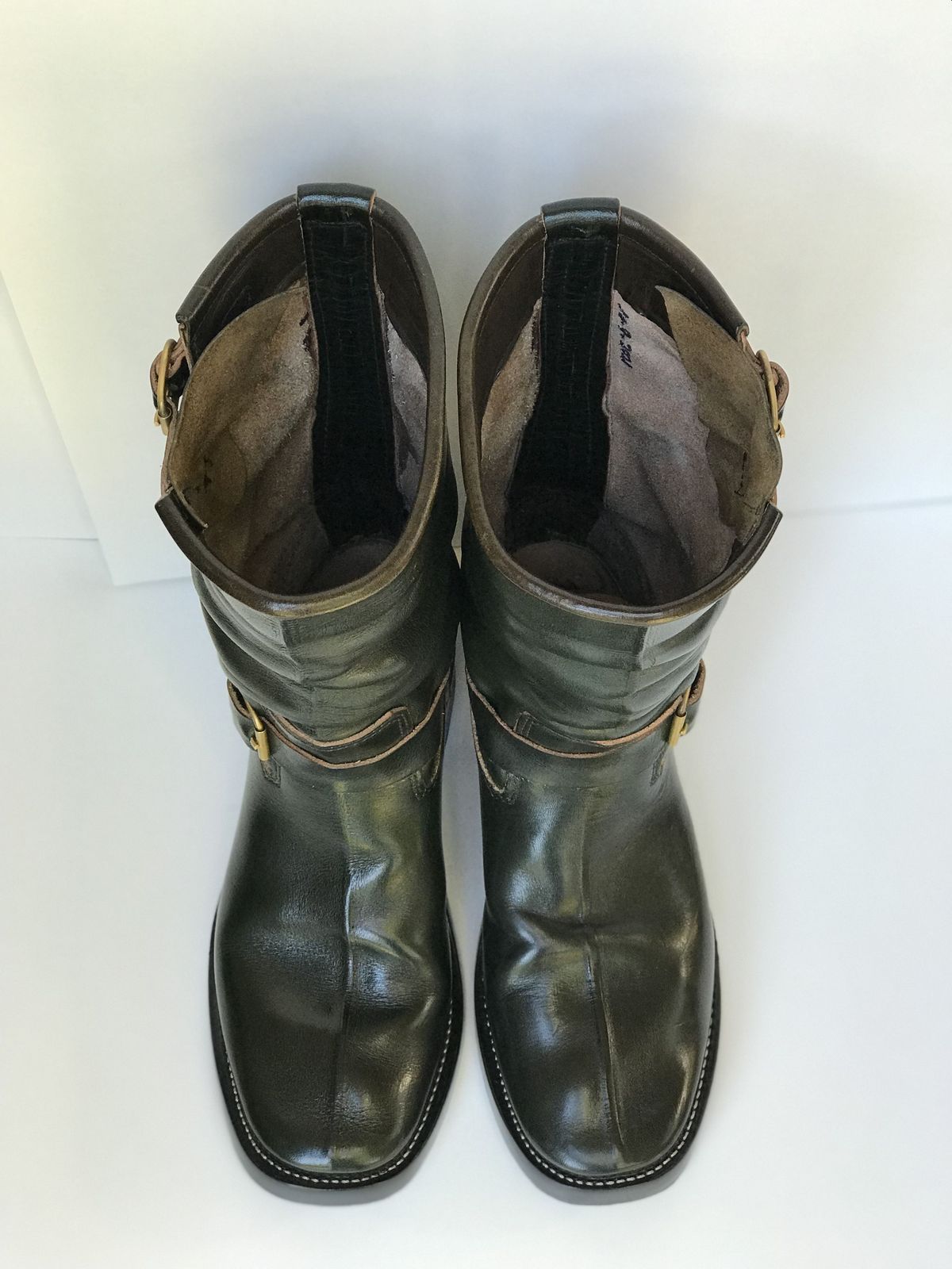 Photo by patinathunderdome on November 2, 2021 of the Kreosote PaRLOR SkAR in Wickett & Craig Russet Harness Dyed Dark Juniper Green.