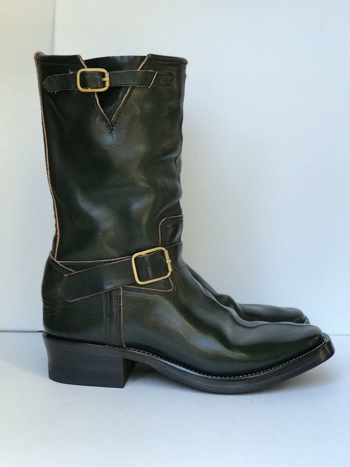 Photo by patinathunderdome on November 2, 2021 of the Kreosote PaRLOR SkAR in Wickett & Craig Russet Harness Dyed Dark Juniper Green.