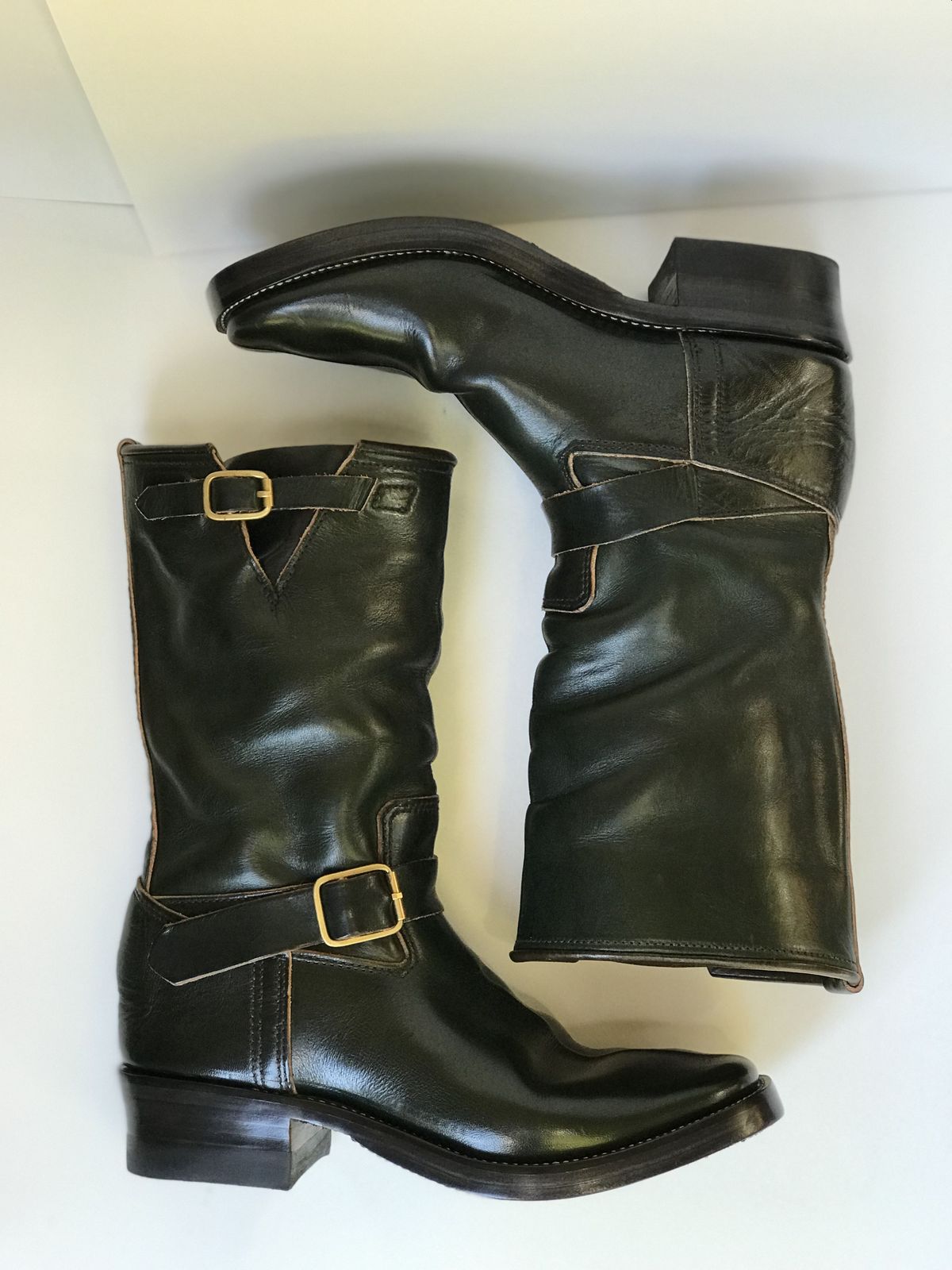 Photo by patinathunderdome on November 2, 2021 of the Kreosote PaRLOR SkAR in Wickett & Craig Russet Harness Dyed Dark Juniper Green.