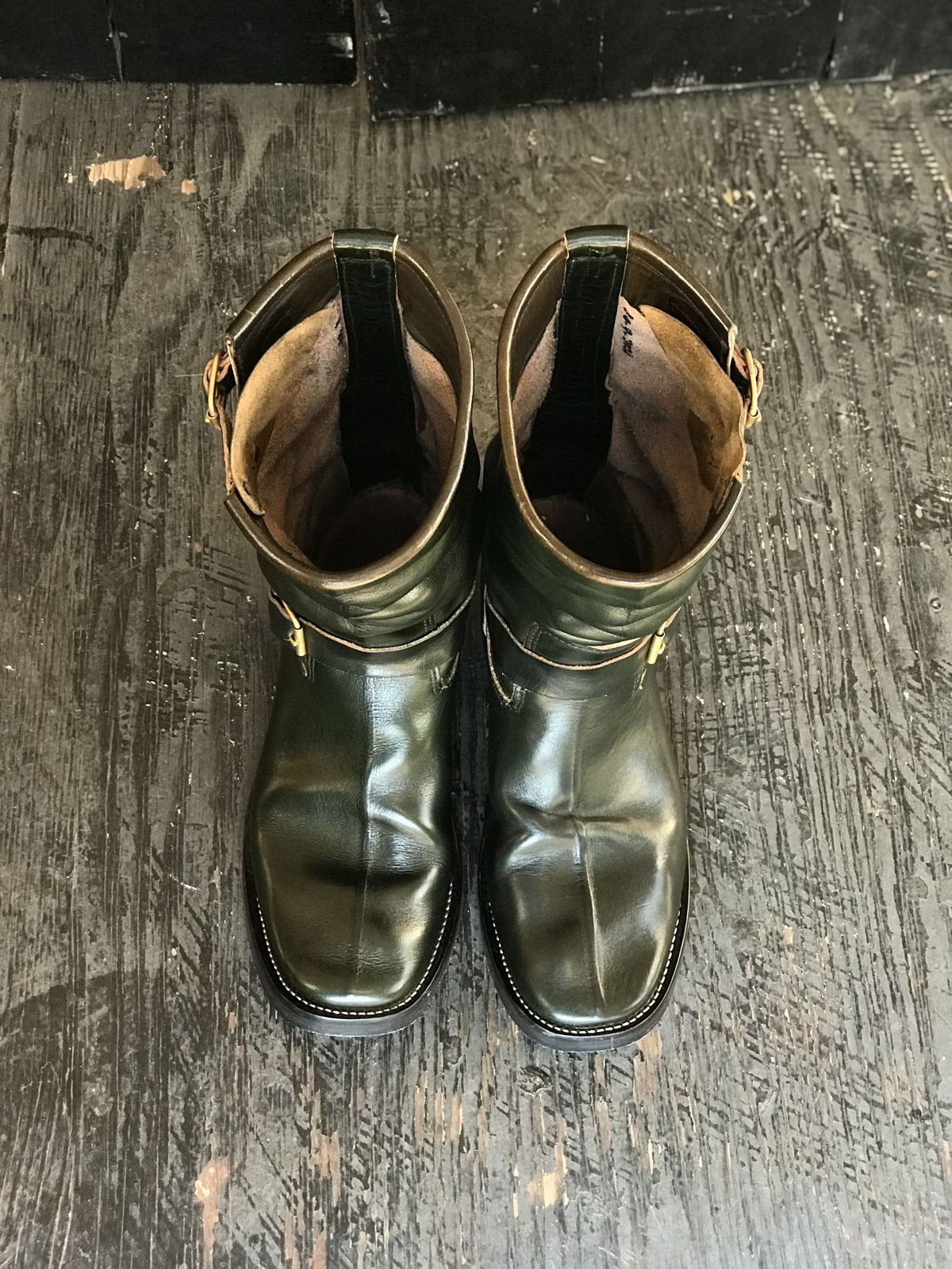 Photo by patinathunderdome on December 1, 2021 of the Kreosote PaRLOR SkAR in Wickett & Craig Russet Harness Dyed Dark Juniper Green.