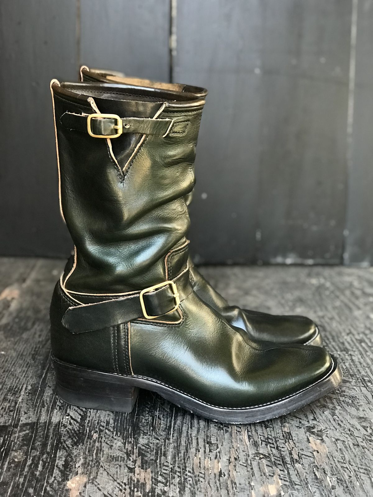 Photo by patinathunderdome on December 1, 2021 of the Kreosote PaRLOR SkAR in Wickett & Craig Russet Harness Dyed Dark Juniper Green.