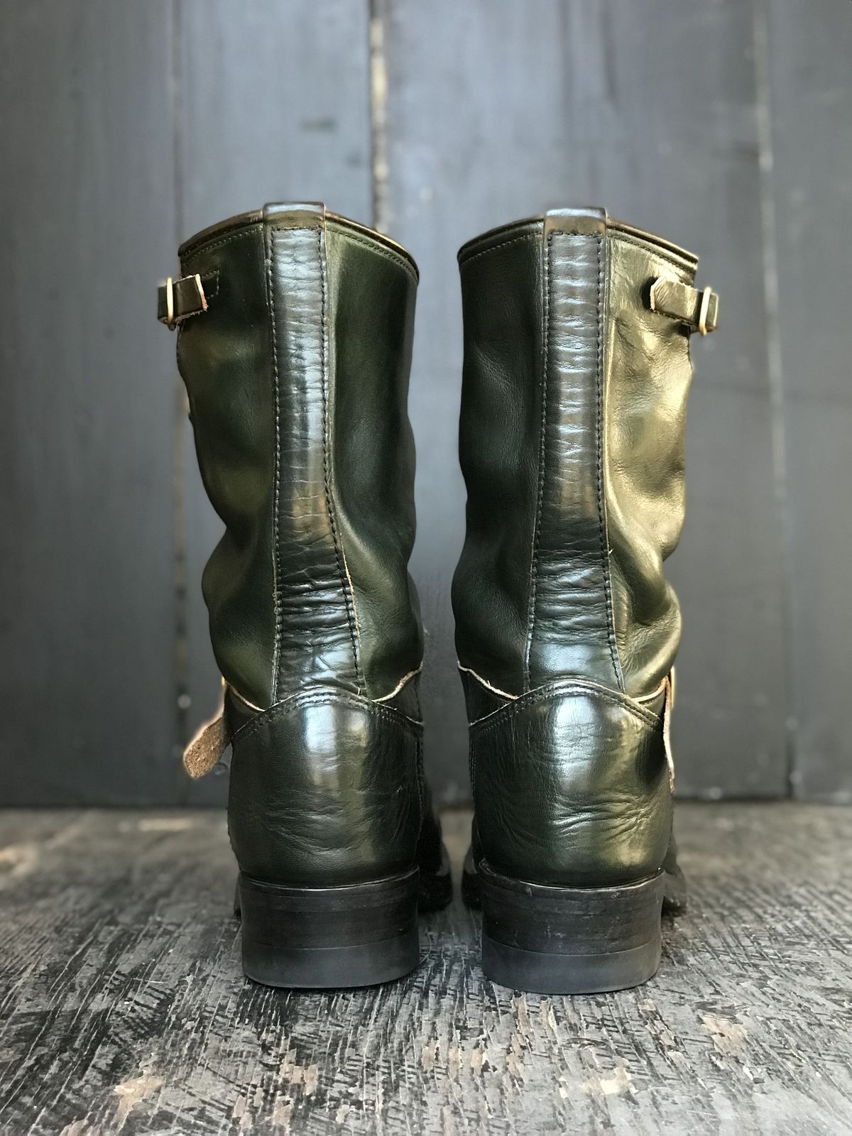 Photo by patinathunderdome on December 1, 2021 of the Kreosote PaRLOR SkAR in Wickett & Craig Russet Harness Dyed Dark Juniper Green.