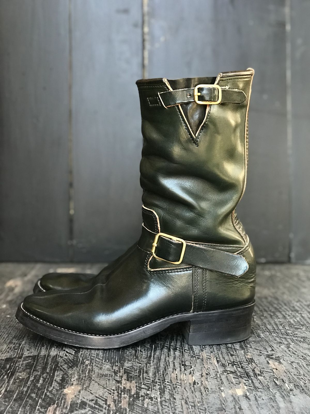 Photo by patinathunderdome on December 1, 2021 of the Kreosote PaRLOR SkAR in Wickett & Craig Russet Harness Dyed Dark Juniper Green.