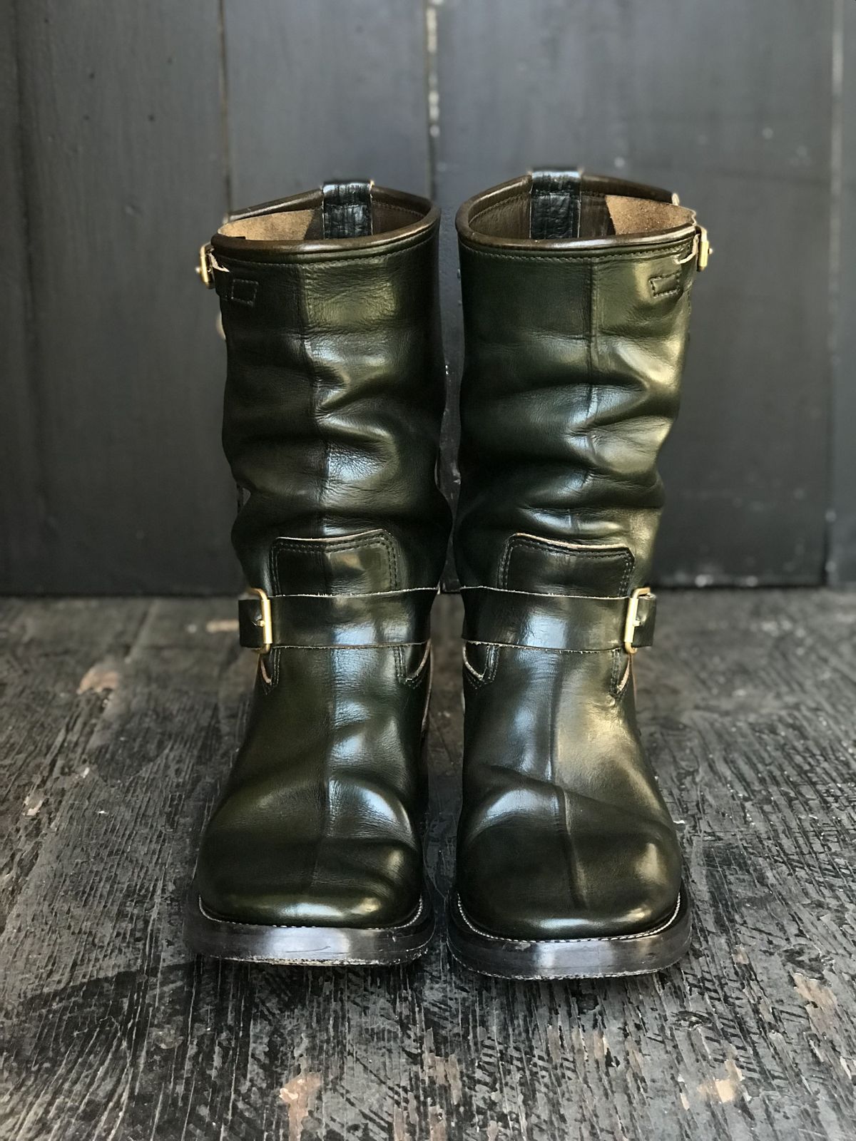 Photo by patinathunderdome on December 1, 2021 of the Kreosote PaRLOR SkAR in Wickett & Craig Russet Harness Dyed Dark Juniper Green.