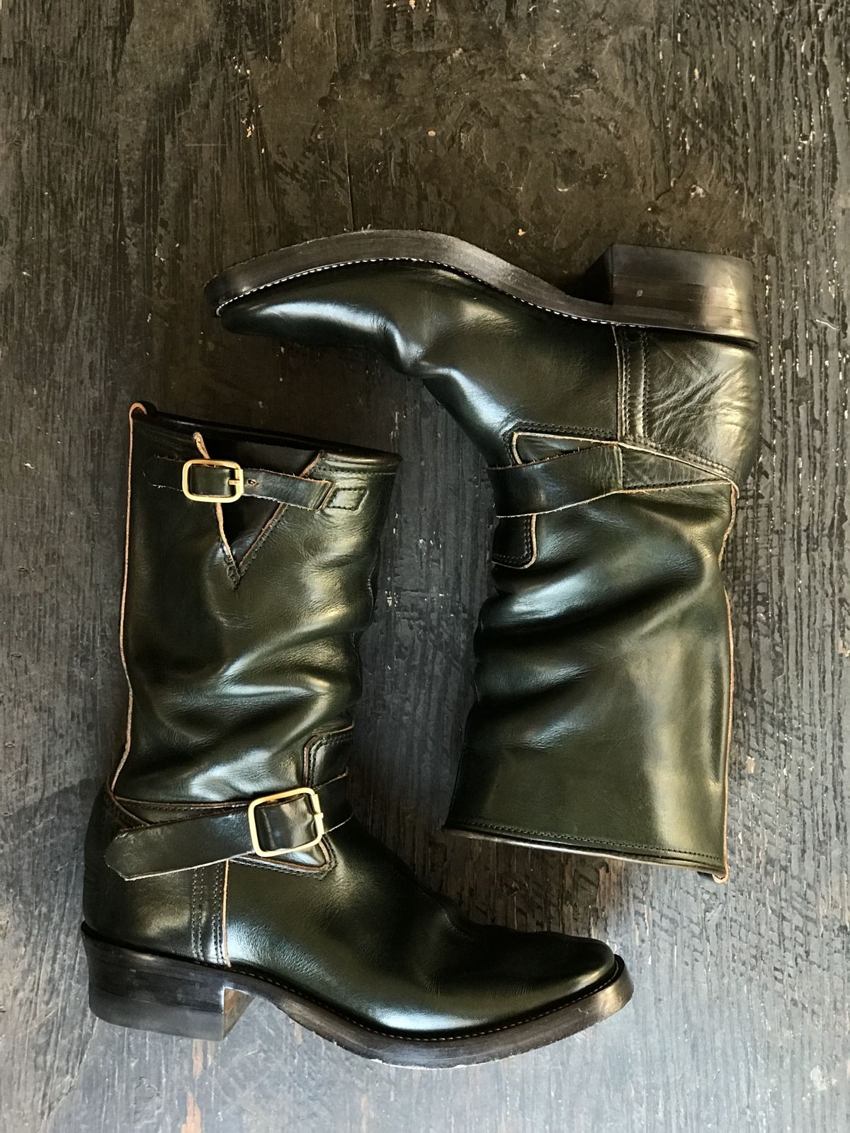 Photo by patinathunderdome on December 1, 2021 of the Kreosote PaRLOR SkAR in Wickett & Craig Russet Harness Dyed Dark Juniper Green.