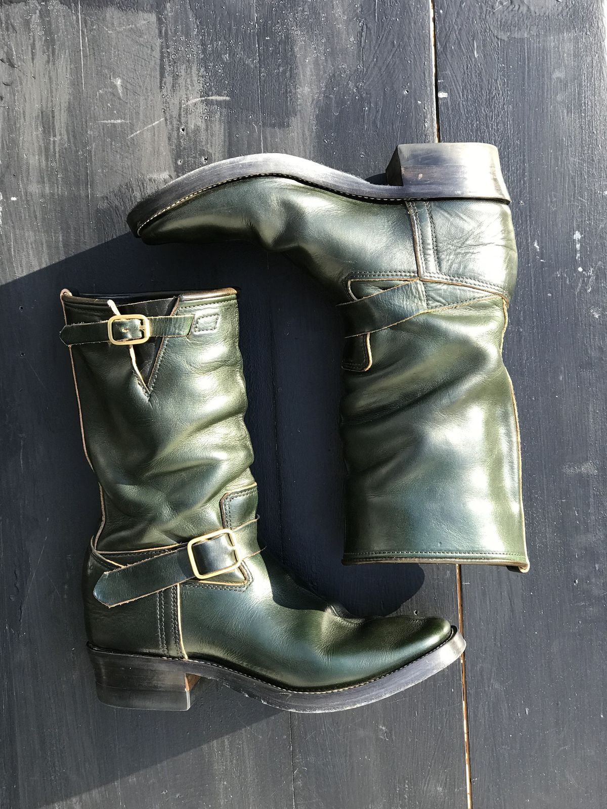 Photo by patinathunderdome on January 5, 2022 of the Kreosote PaRLOR SkAR in Wickett & Craig Russet Harness Dyed Dark Juniper Green.