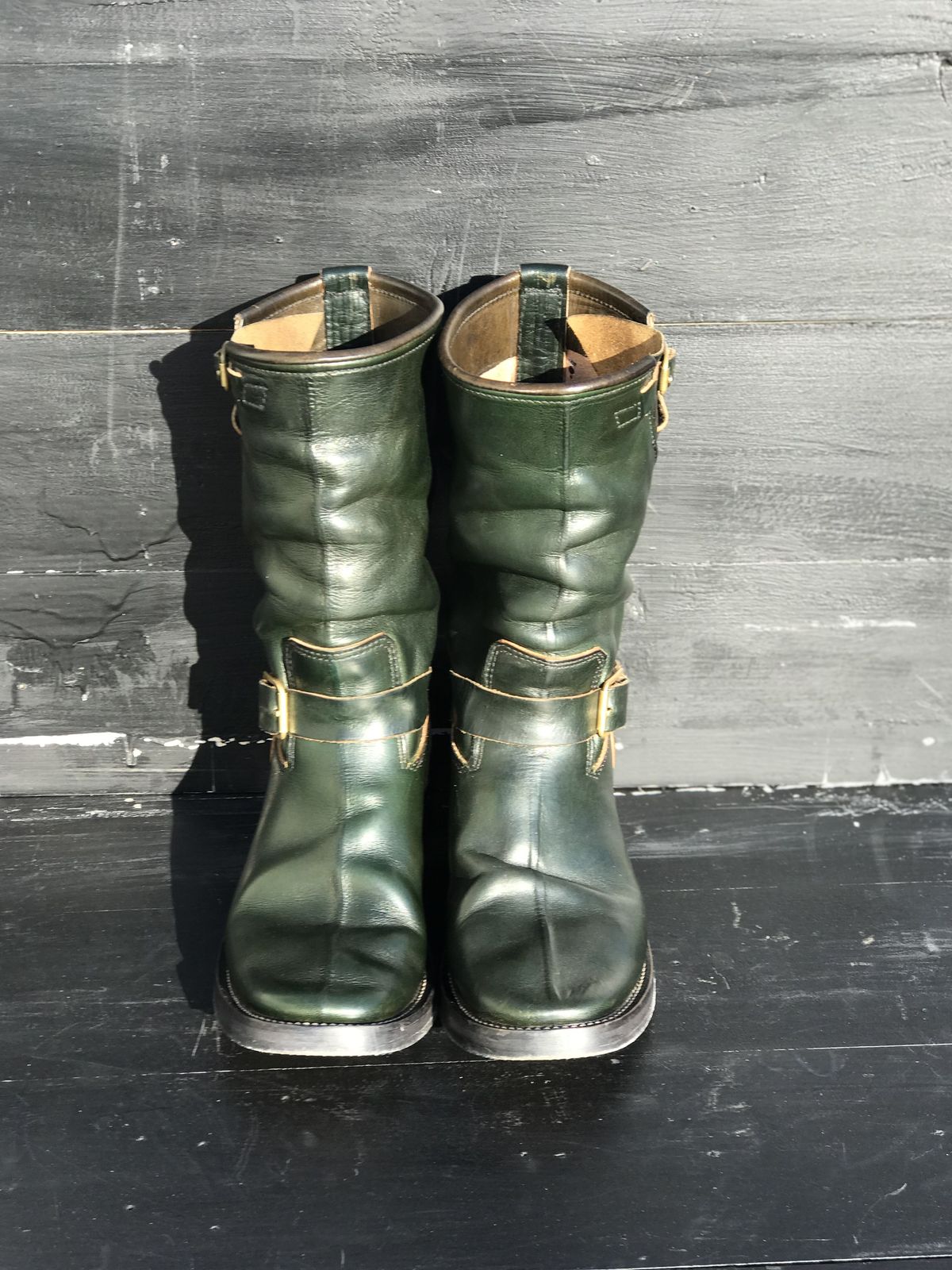 Photo by patinathunderdome on January 5, 2022 of the Kreosote PaRLOR SkAR in Wickett & Craig Russet Harness Dyed Dark Juniper Green.