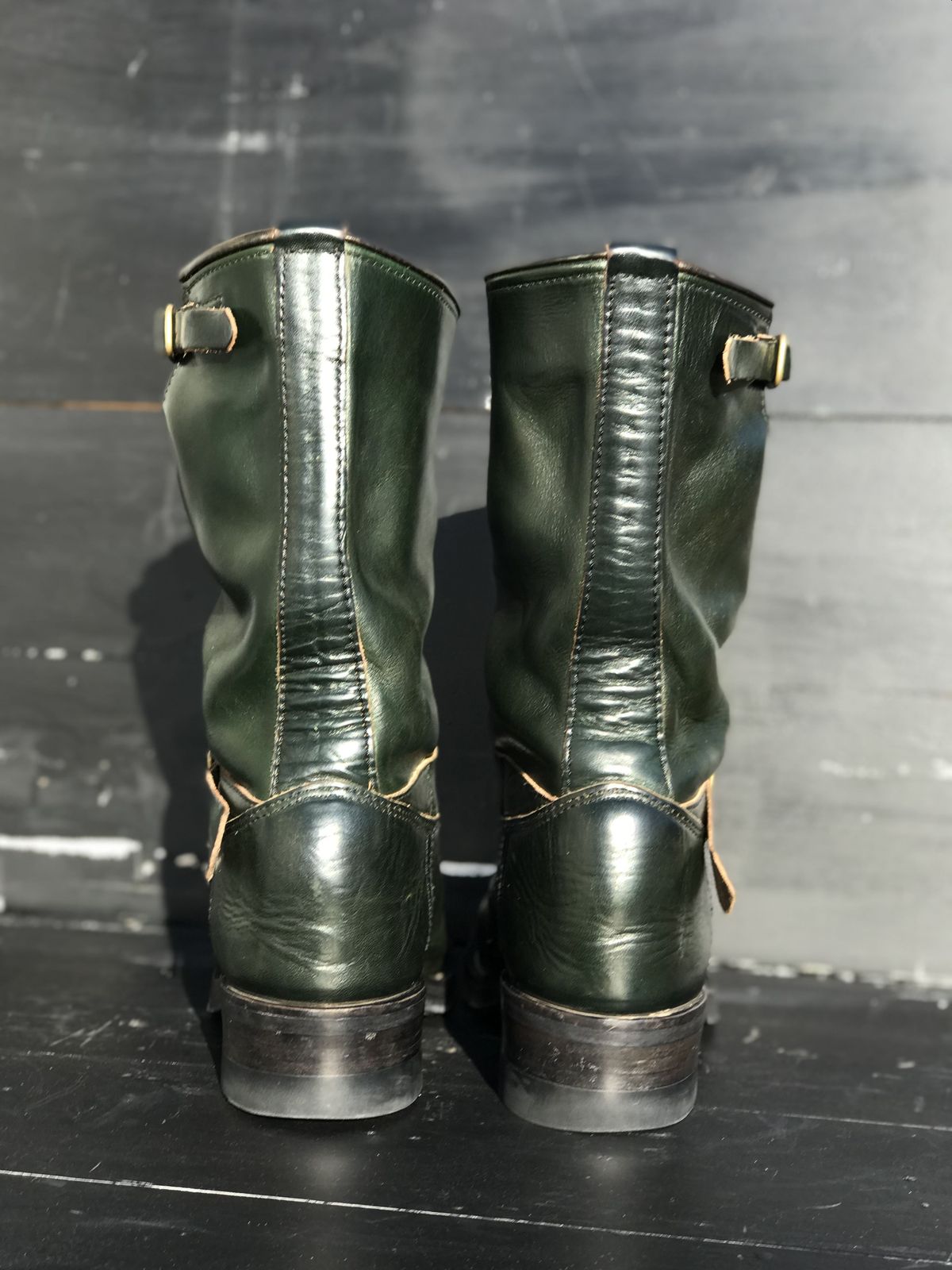 Photo by patinathunderdome on January 5, 2022 of the Kreosote PaRLOR SkAR in Wickett & Craig Russet Harness Dyed Dark Juniper Green.