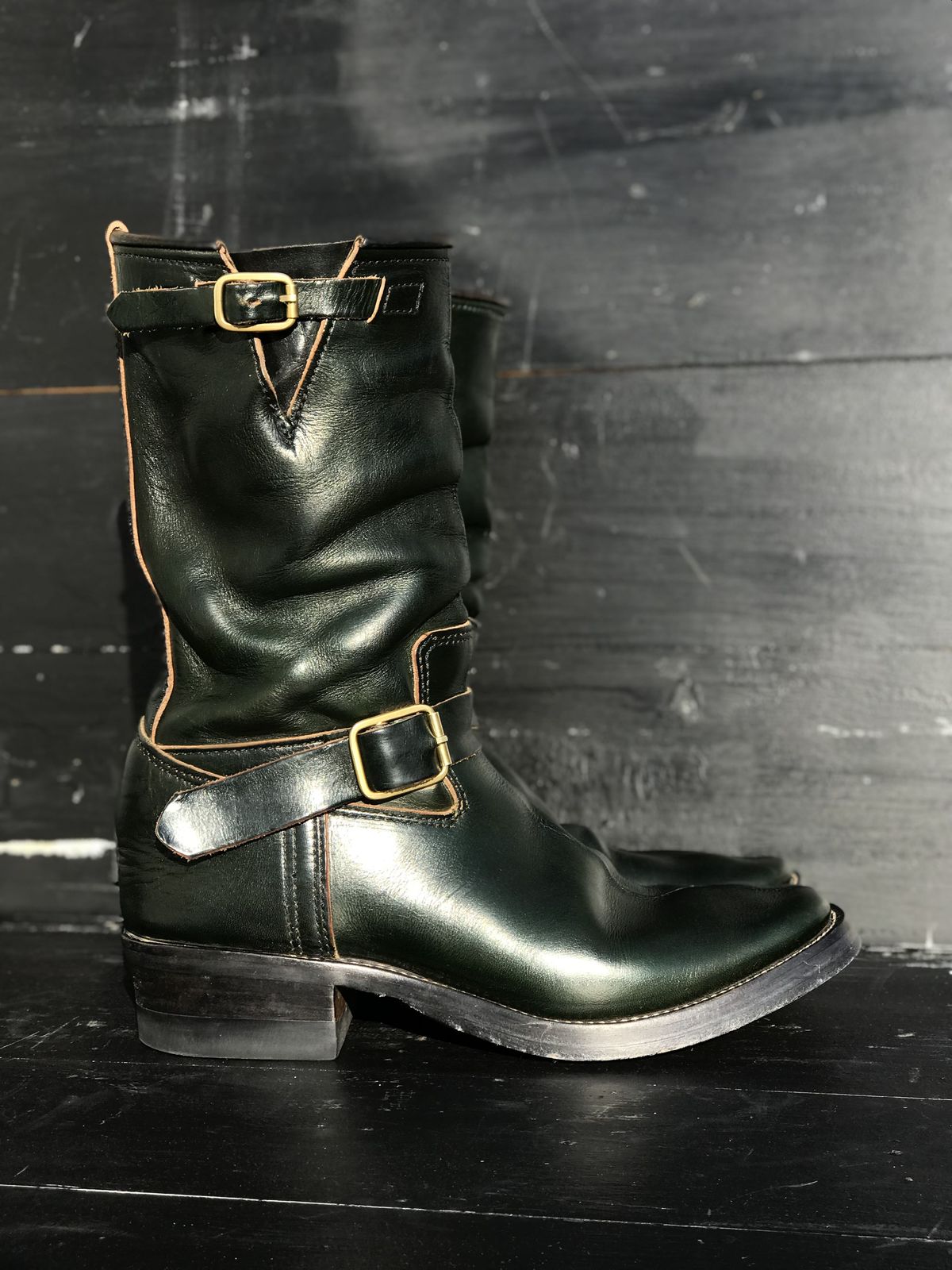 Photo by patinathunderdome on January 5, 2022 of the Kreosote PaRLOR SkAR in Wickett & Craig Russet Harness Dyed Dark Juniper Green.