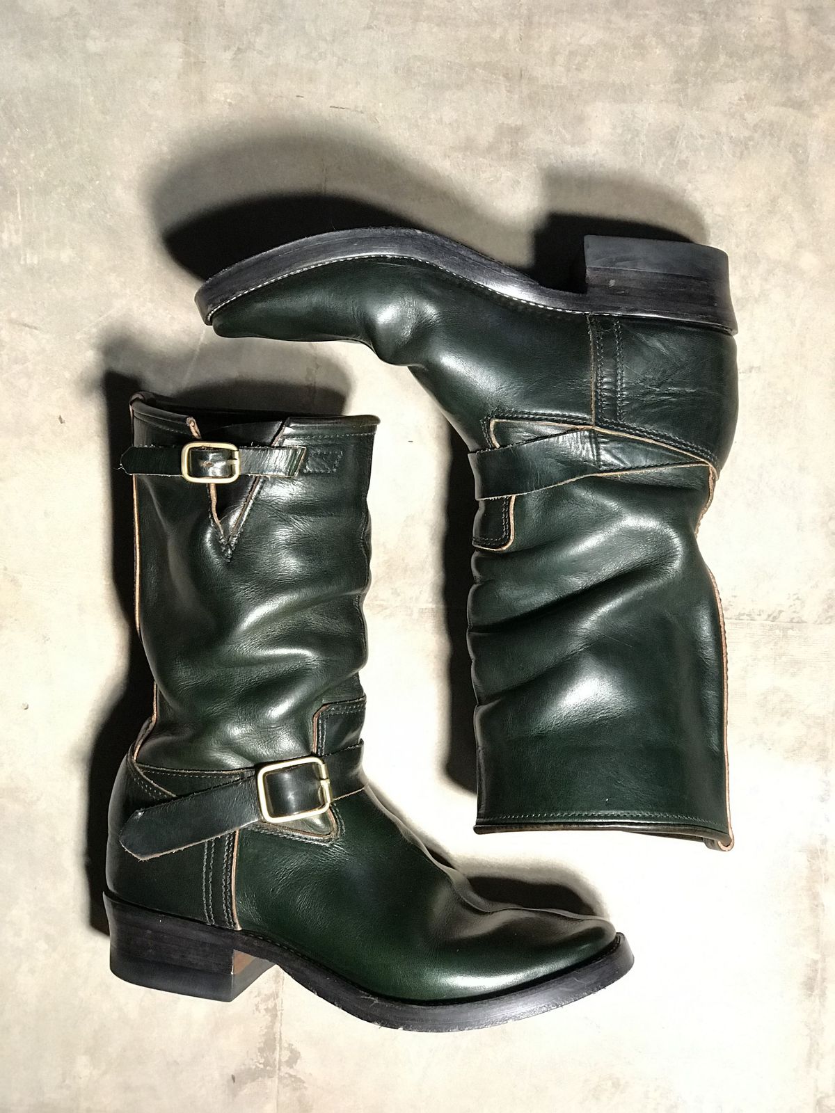 Photo by patinathunderdome on February 2, 2022 of the Kreosote PaRLOR SkAR in Wickett & Craig Russet Harness Dyed Dark Juniper Green.