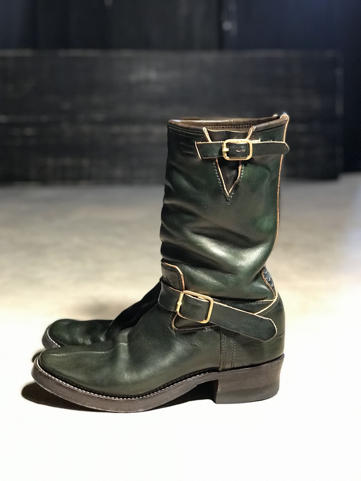 Photo by patinathunderdome on February 2, 2022 of the Kreosote PaRLOR SkAR in Wickett & Craig Russet Harness Dyed Dark Juniper Green.