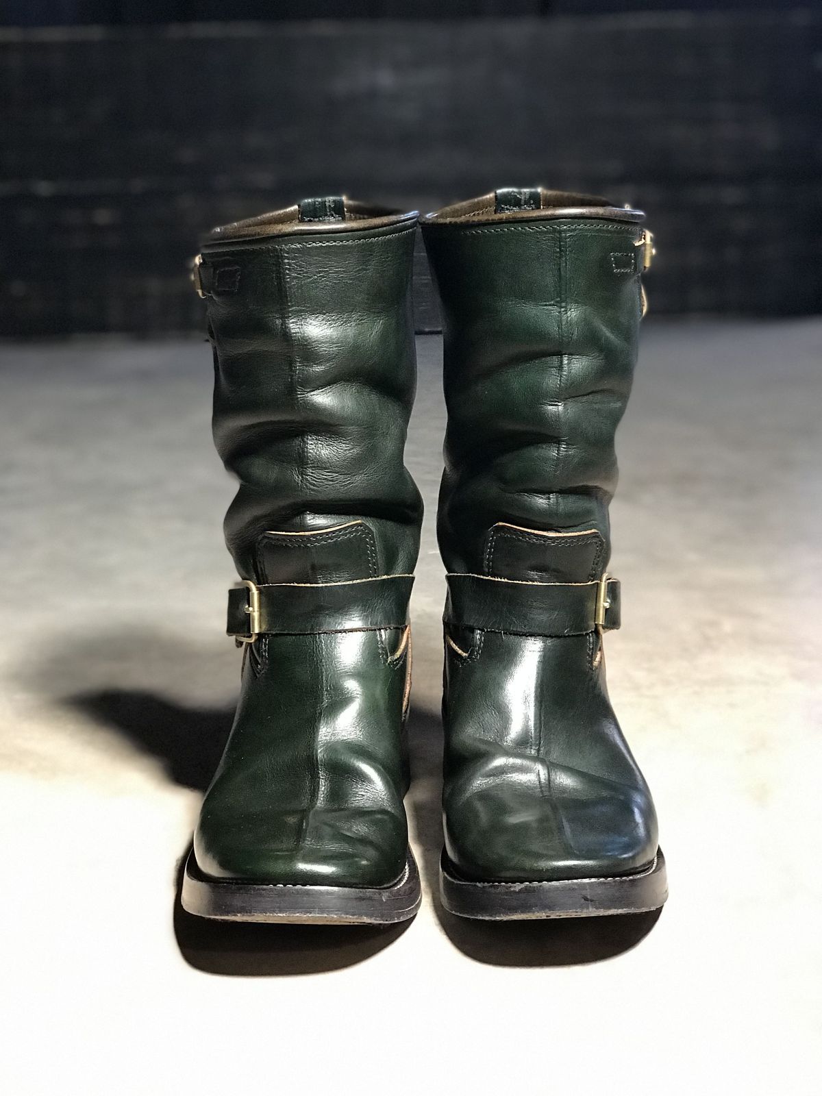 Photo by patinathunderdome on February 2, 2022 of the Kreosote PaRLOR SkAR in Wickett & Craig Russet Harness Dyed Dark Juniper Green.