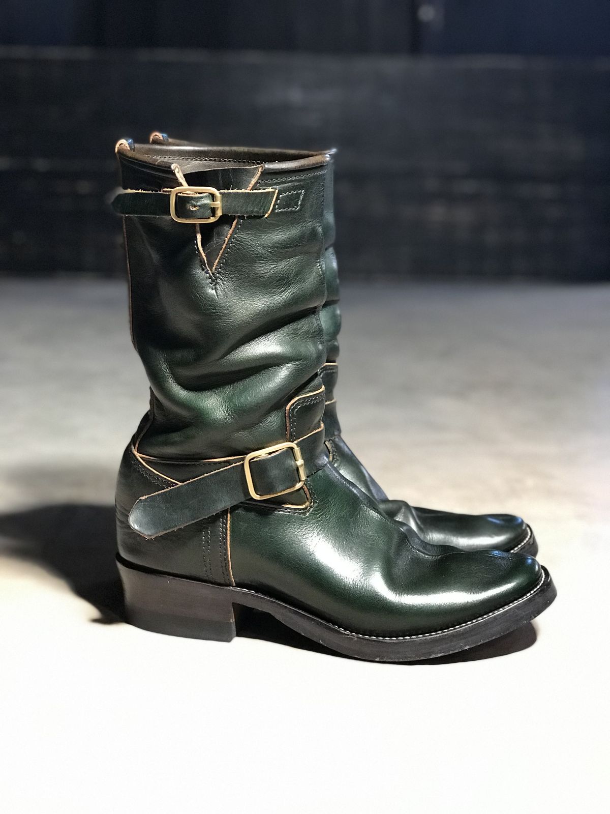Photo by patinathunderdome on February 2, 2022 of the Kreosote PaRLOR SkAR in Wickett & Craig Russet Harness Dyed Dark Juniper Green.