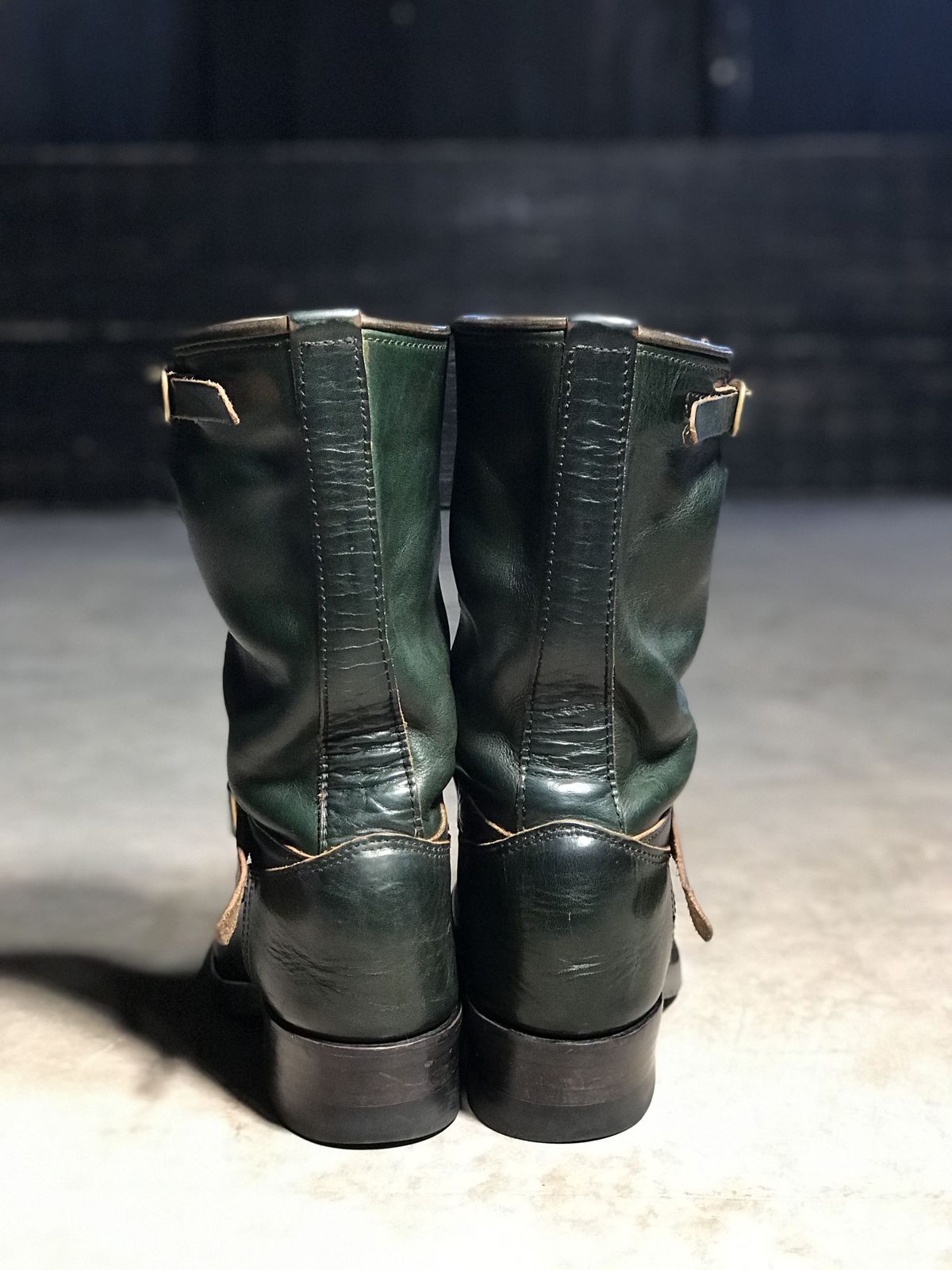 Photo by patinathunderdome on February 2, 2022 of the Kreosote PaRLOR SkAR in Wickett & Craig Russet Harness Dyed Dark Juniper Green.