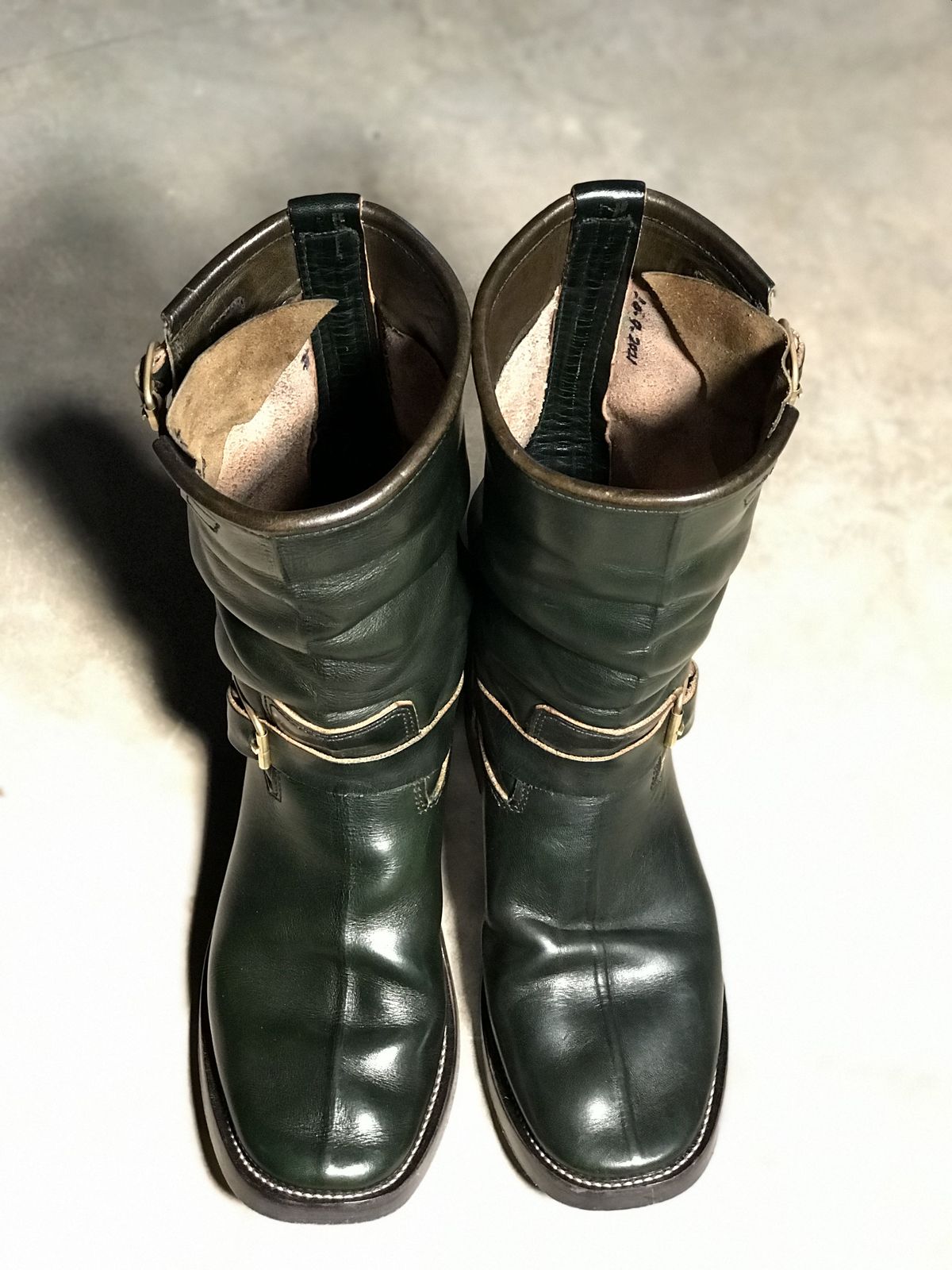 Photo by patinathunderdome on February 2, 2022 of the Kreosote PaRLOR SkAR in Wickett & Craig Russet Harness Dyed Dark Juniper Green.