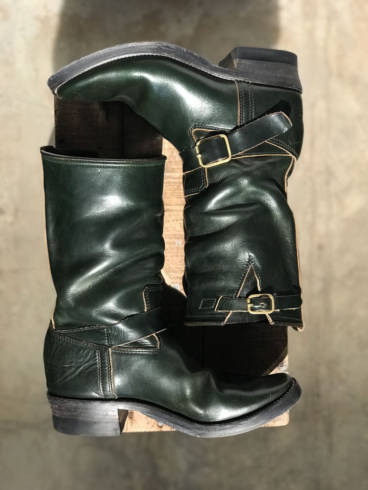 Photo by patinathunderdome on March 4, 2022 of the Kreosote PaRLOR SkAR in Wickett & Craig Russet Harness Dyed Dark Juniper Green.