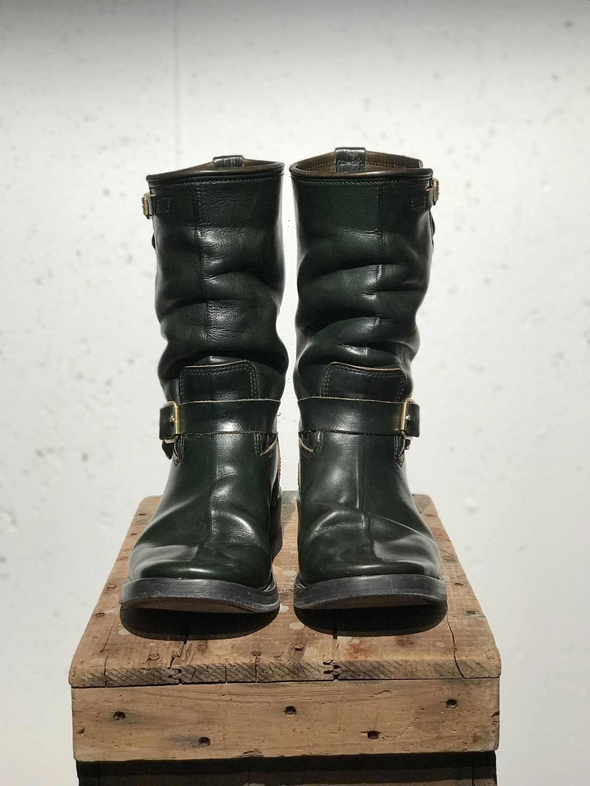 Photo by patinathunderdome on March 4, 2022 of the Kreosote PaRLOR SkAR in Wickett & Craig Russet Harness Dyed Dark Juniper Green.
