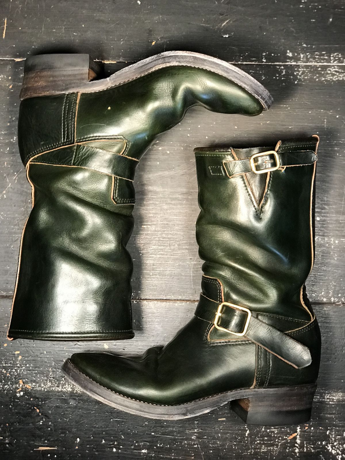 Photo by patinathunderdome on April 4, 2022 of the Kreosote PaRLOR SkAR in Wickett & Craig Russet Harness Dyed Dark Juniper Green.