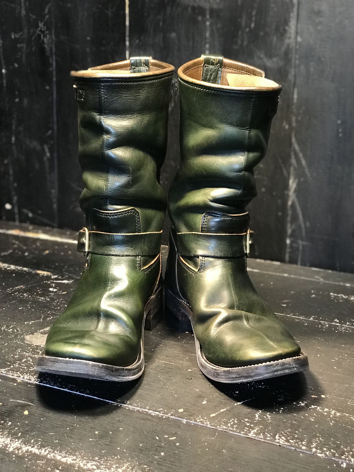 Photo by patinathunderdome on April 4, 2022 of the Kreosote PaRLOR SkAR in Wickett & Craig Russet Harness Dyed Dark Juniper Green.