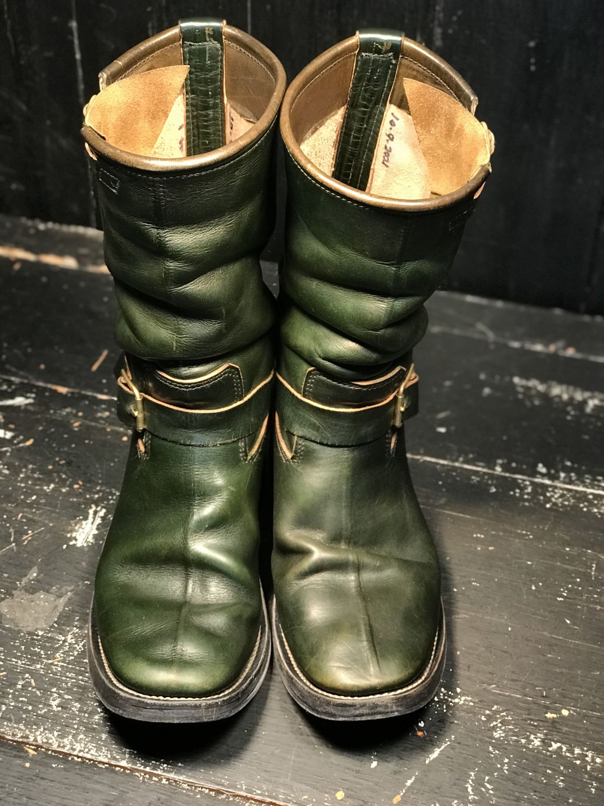 Photo by patinathunderdome on April 4, 2022 of the Kreosote PaRLOR SkAR in Wickett & Craig Russet Harness Dyed Dark Juniper Green.