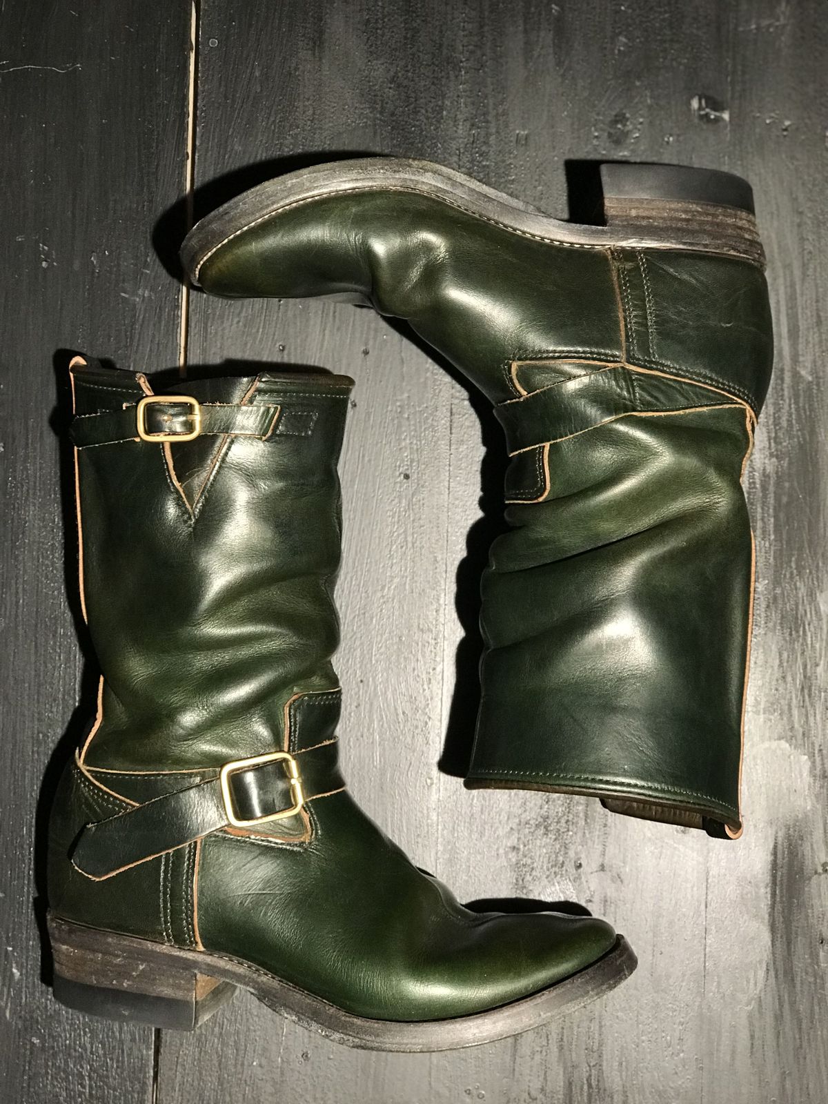 Photo by patinathunderdome on May 3, 2022 of the Kreosote PaRLOR SkAR in Wickett & Craig Russet Harness Dyed Dark Juniper Green.