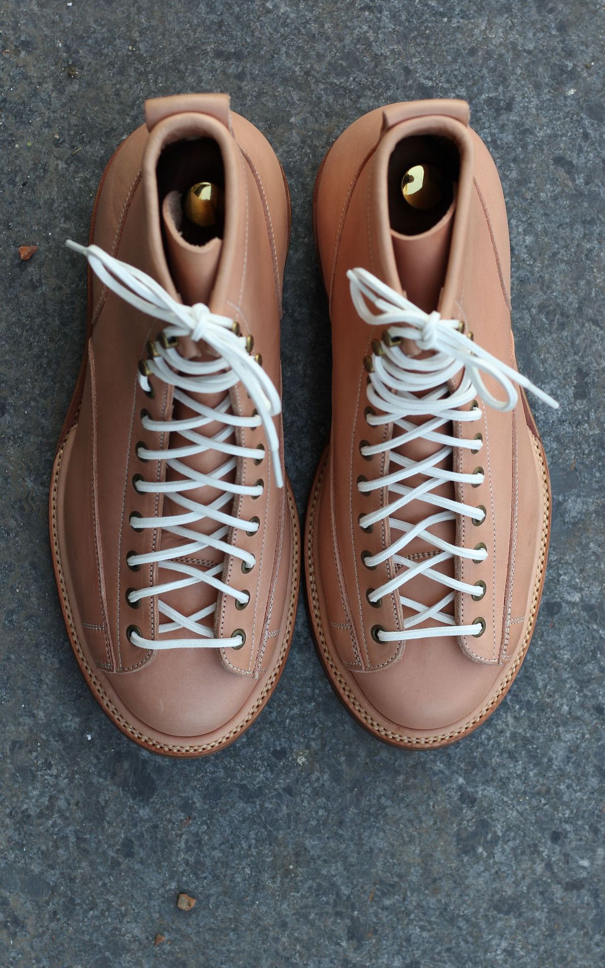 Photo by patinathunderdome on November 2, 2021 of the Flame Panda Monkey Boot in Tochigi Natural Cowhide.
