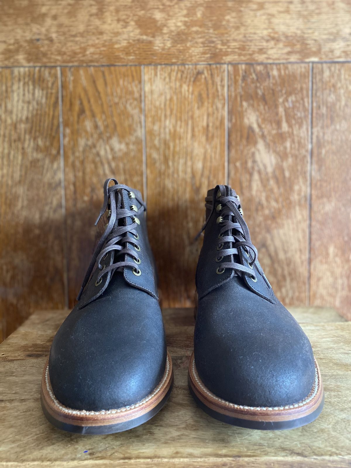 Photo by patinathunderdome on October 2, 2021 of the Grant Stone Diesel Boot in C.F. Stead Earth Waxy Commander Suede.