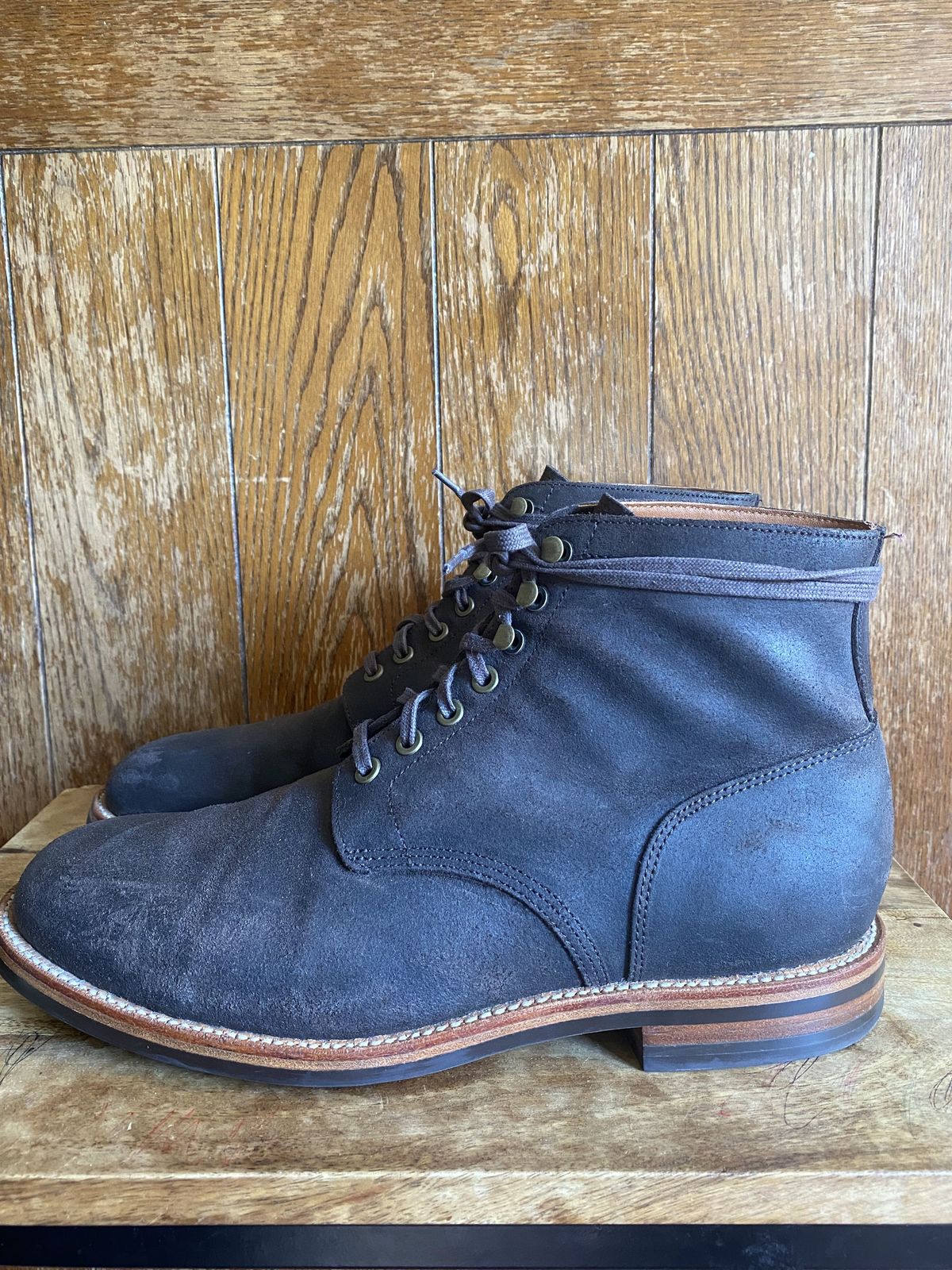 Photo by patinathunderdome on November 5, 2021 of the Grant Stone Diesel Boot in C.F. Stead Earth Waxy Commander Suede.