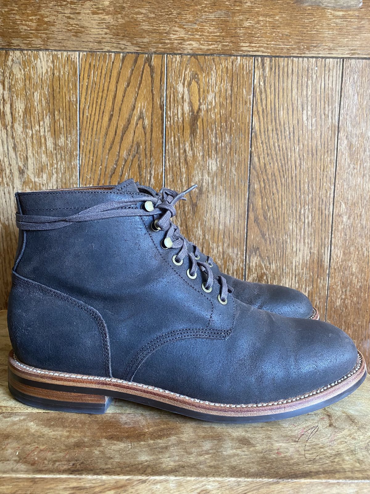 Photo by patinathunderdome on November 5, 2021 of the Grant Stone Diesel Boot in C.F. Stead Earth Waxy Commander Suede.