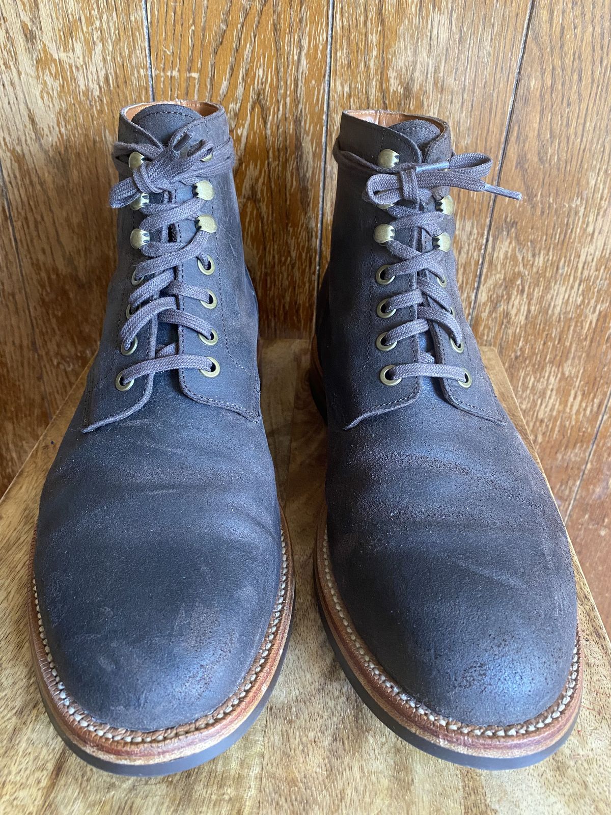 Photo by patinathunderdome on November 5, 2021 of the Grant Stone Diesel Boot in C.F. Stead Earth Waxy Commander Suede.