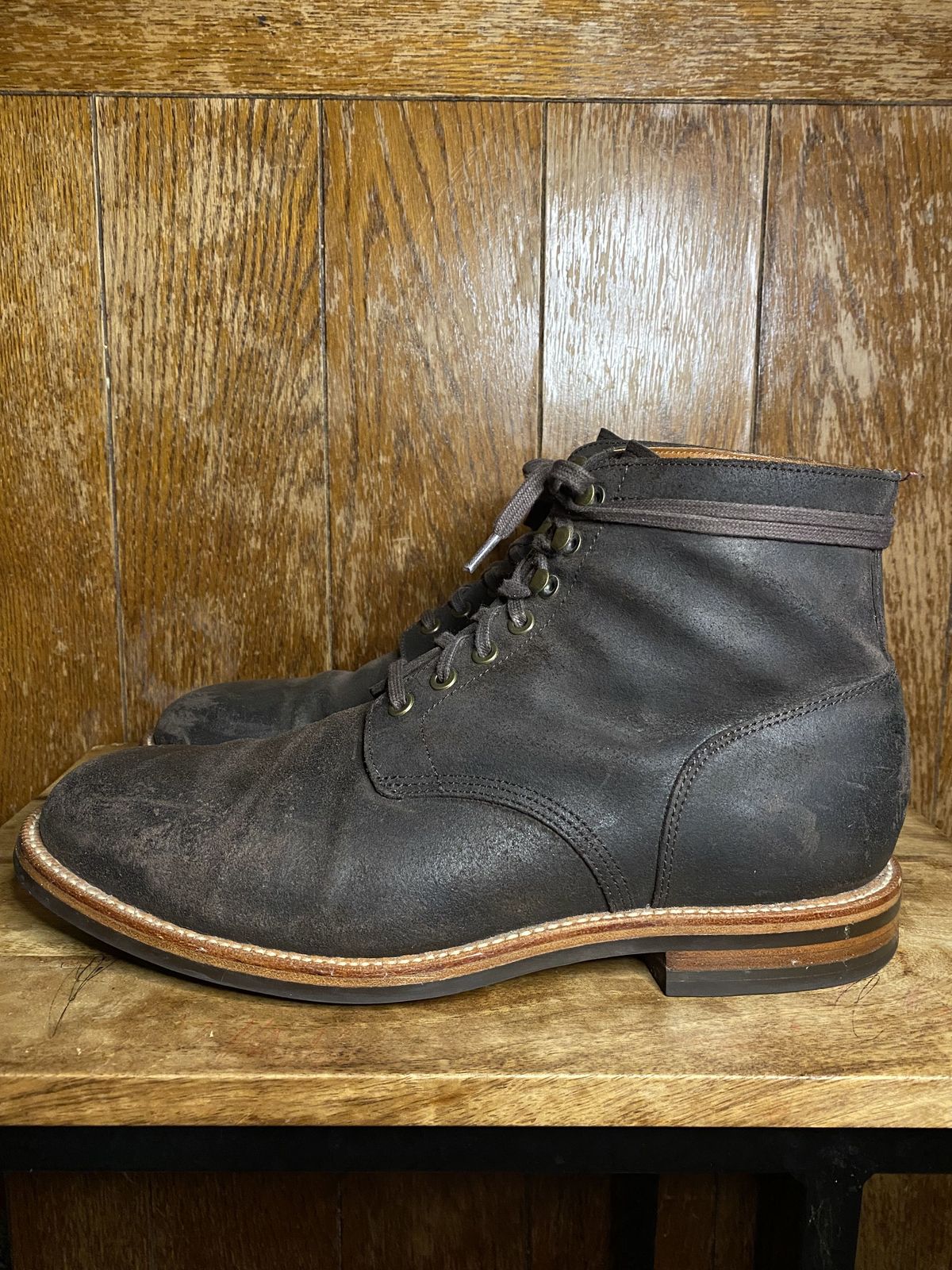 Photo by patinathunderdome on December 6, 2021 of the Grant Stone Diesel Boot in C.F. Stead Earth Waxy Commander Suede.