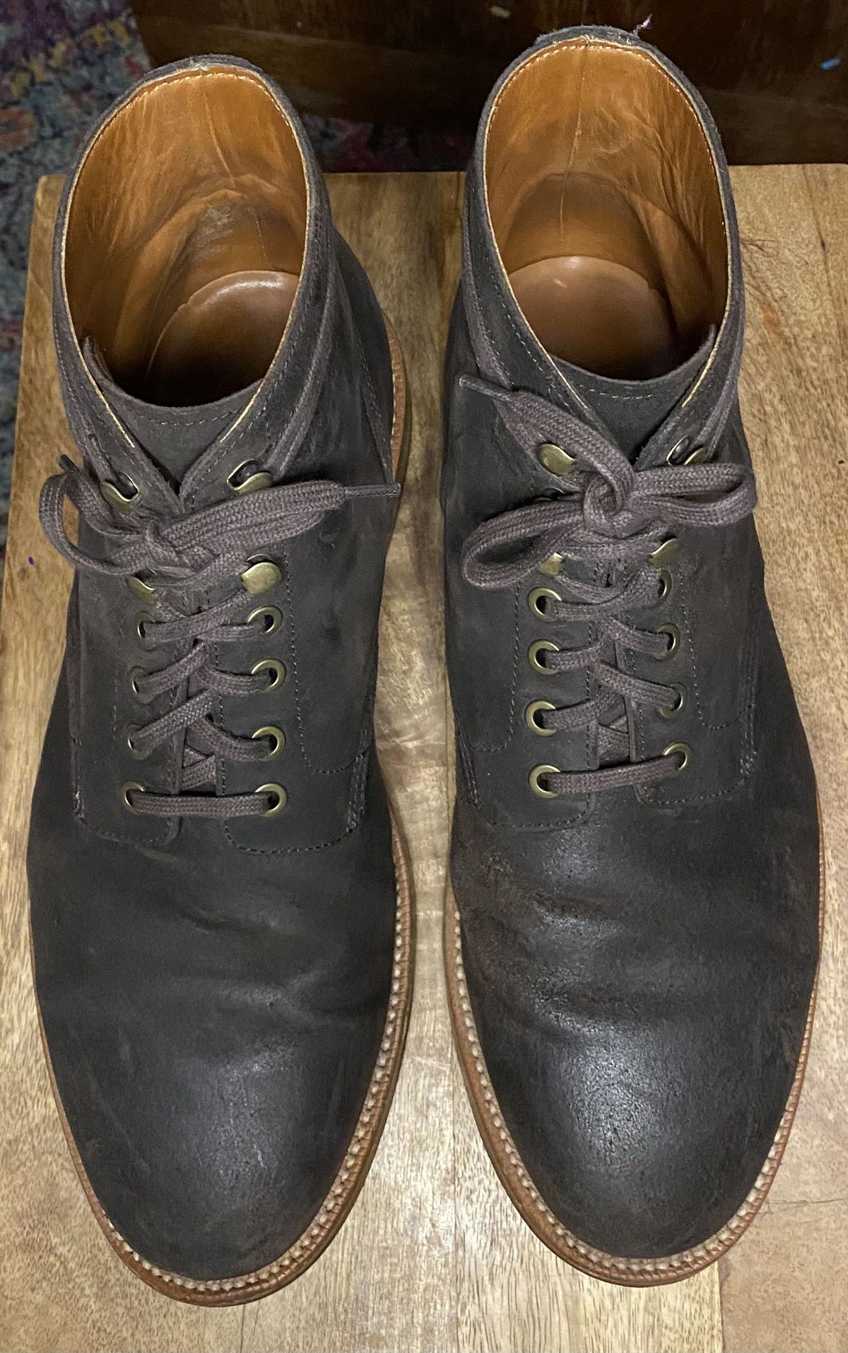 Photo by patinathunderdome on December 6, 2021 of the Grant Stone Diesel Boot in C.F. Stead Earth Waxy Commander Suede.