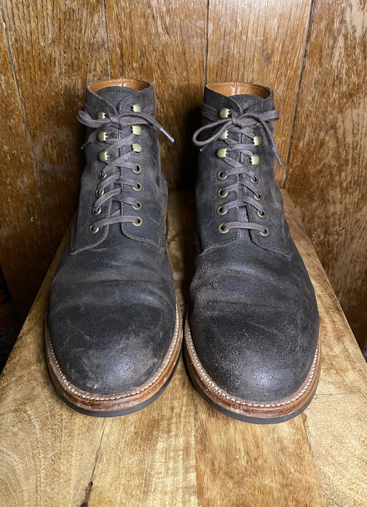 Photo by patinathunderdome on December 6, 2021 of the Grant Stone Diesel Boot in C.F. Stead Earth Waxy Commander Suede.