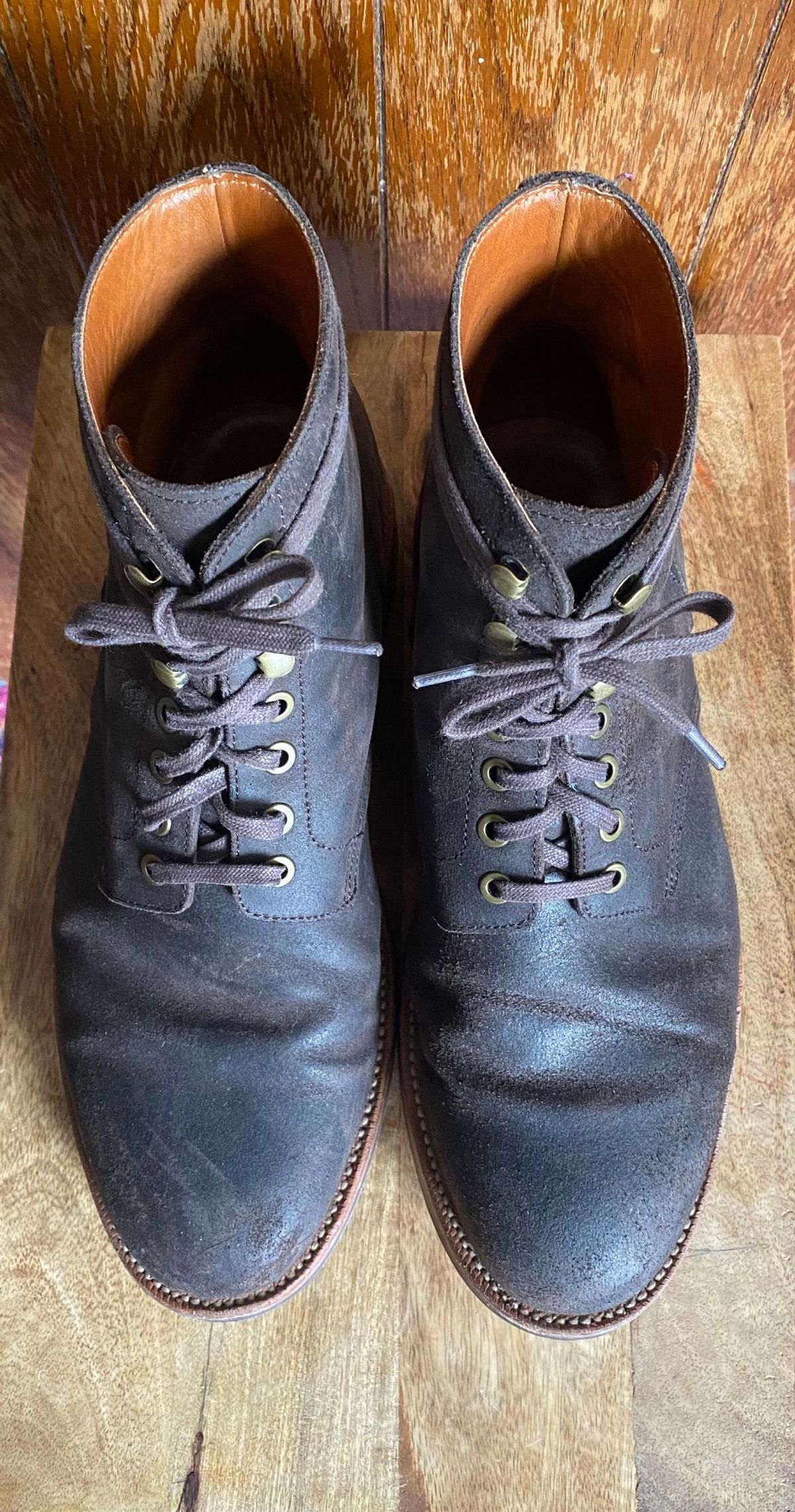 Photo by patinathunderdome on January 5, 2022 of the Grant Stone Diesel Boot in C.F. Stead Earth Waxy Commander Suede.