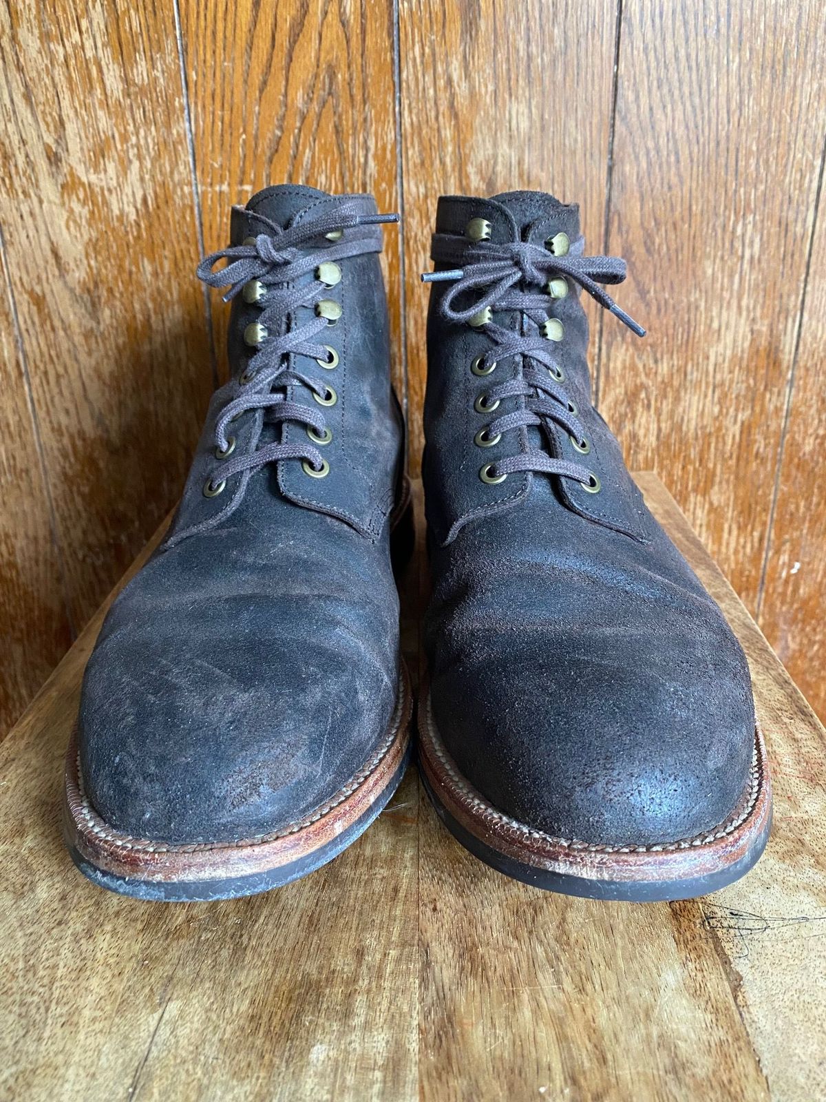 Photo by patinathunderdome on January 5, 2022 of the Grant Stone Diesel Boot in C.F. Stead Earth Waxy Commander Suede.
